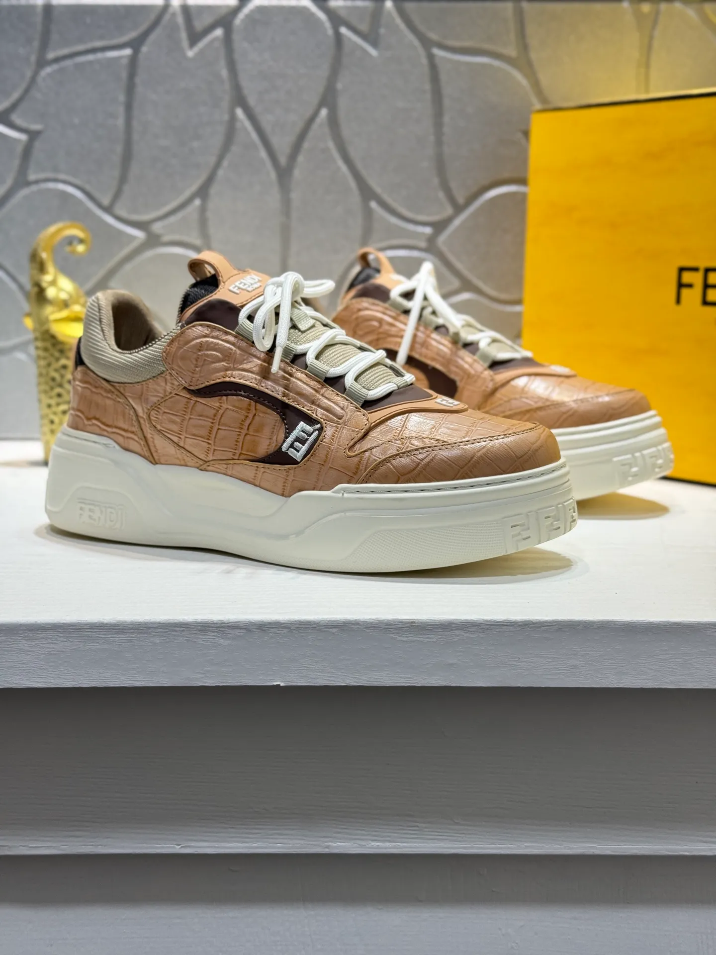 Men's men's shoes 💰560 [New style] 🦥🦥FENDI Fendi high version latest Force series calfskin FF mesh round toe thick sole low-top sports sneakers, these Force lace-up low-top shoes. Made of white full-grain leather and white and brown smooth leather. Padded. Brown FF jacquard and yellow technical fabric details. Lightweight and thick white sole with FF pattern details on the toe and heel ✔️Fabric: Imported first-layer cowhide breathable mesh ✔️Inner lining: Customized breathable mesh ✔️Sole: Open-molded rubber foam material ✔️Sole thickness: 7CM Size: #Men's 38-44 (45 is custom-made and cannot be returned or exchanged